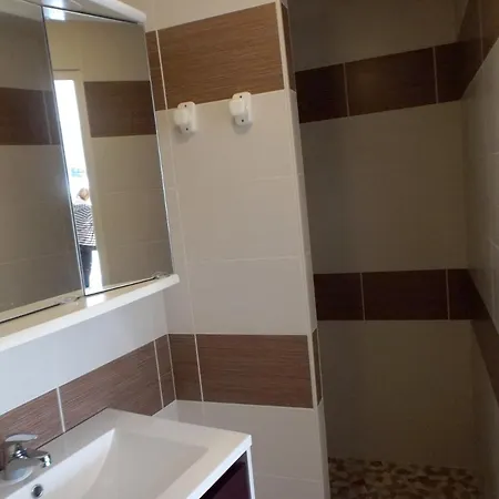 Dom wakacyjny House With 3 Bedrooms In With Enclosed Garden And Wifi Blaye